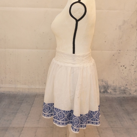 White and blue skirt - Picture 3 of 5